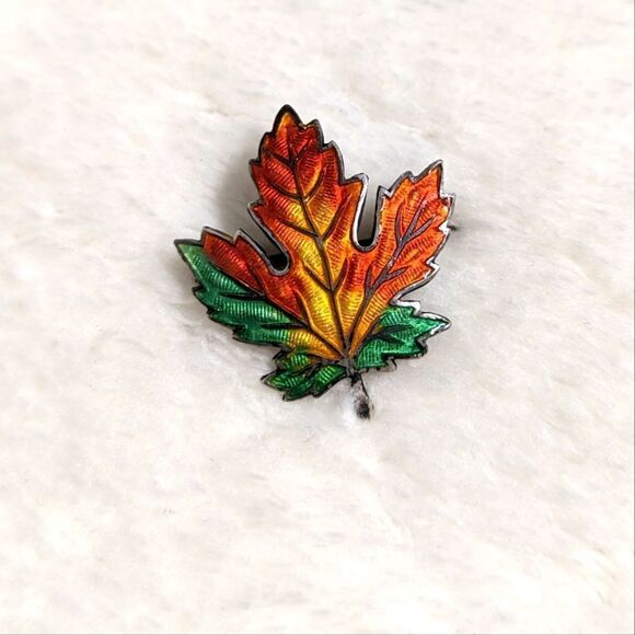 Vintage Sterling Silver and Enamel Maple Leaf Brooche - Picture 4 of 7